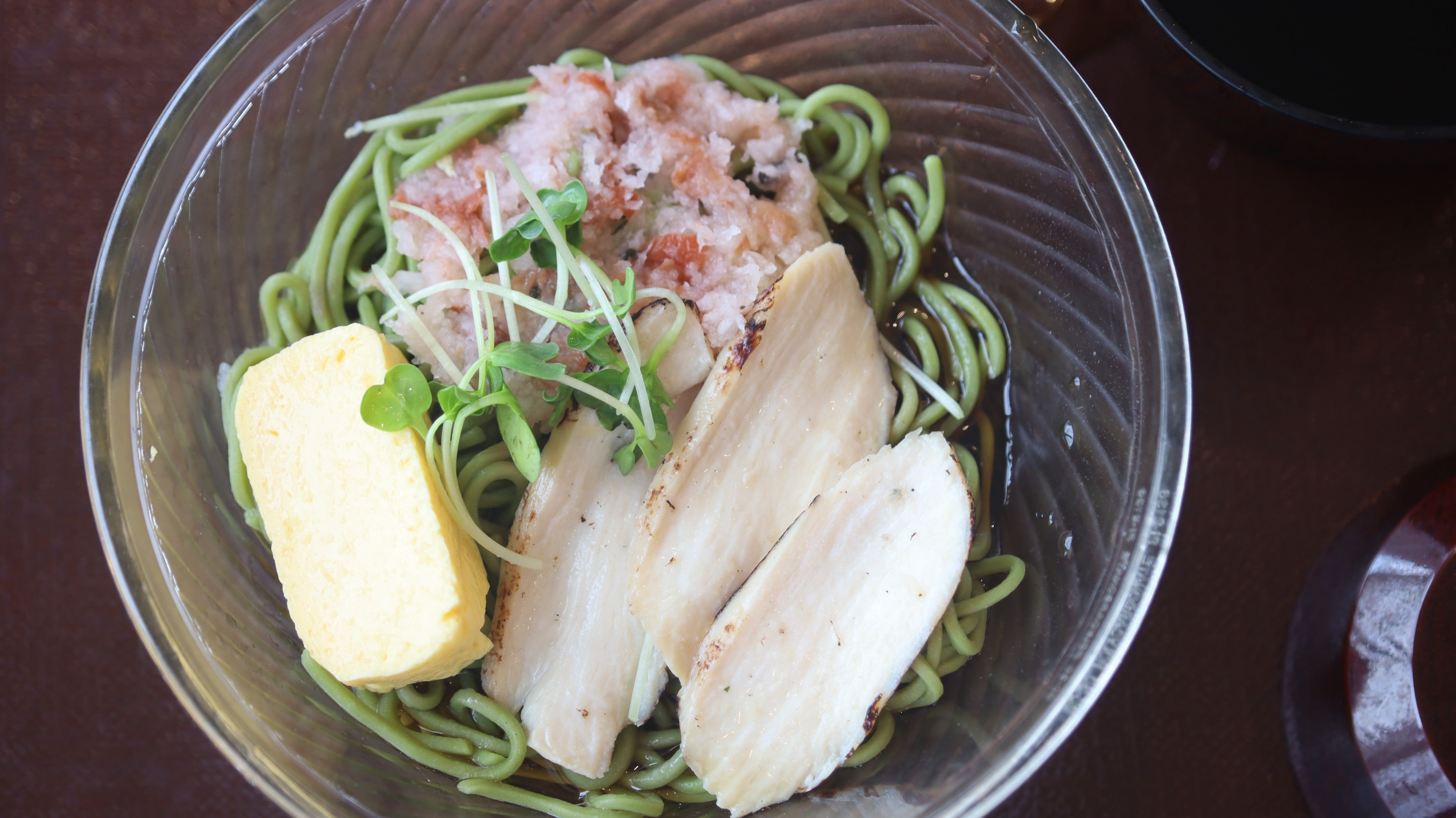 梅おろしと炙り鶏チャーシューの冷やし茶そば