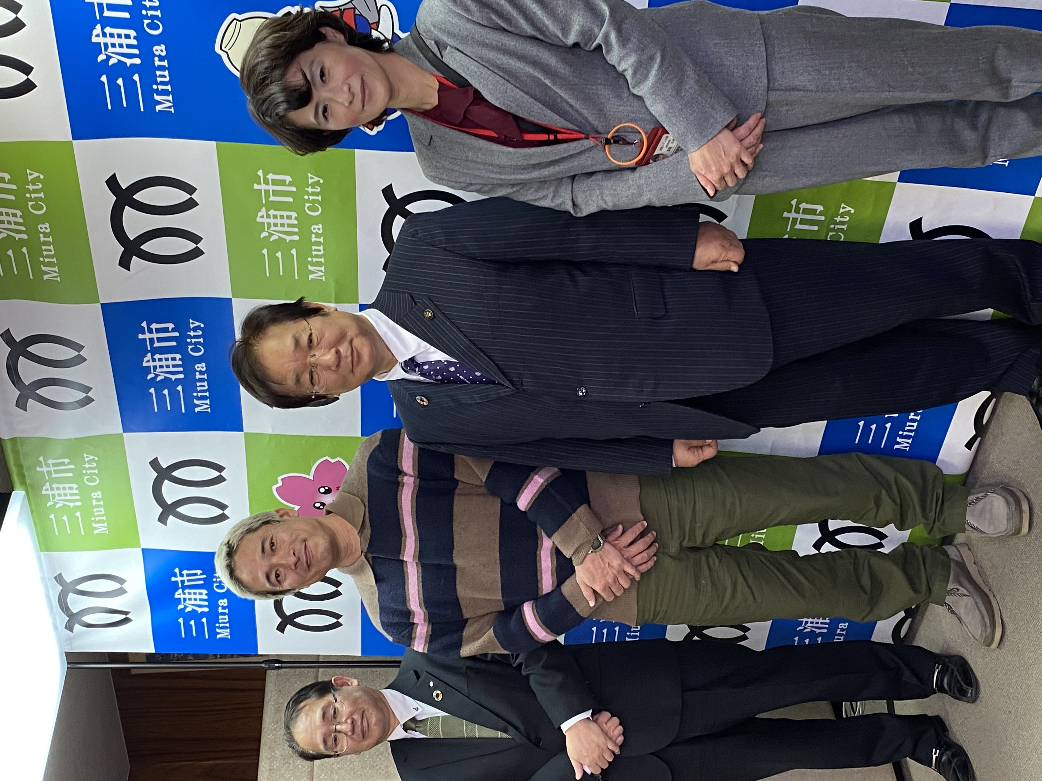 左から園長、DJの井出大介さん、三浦市吉田市長、副園長