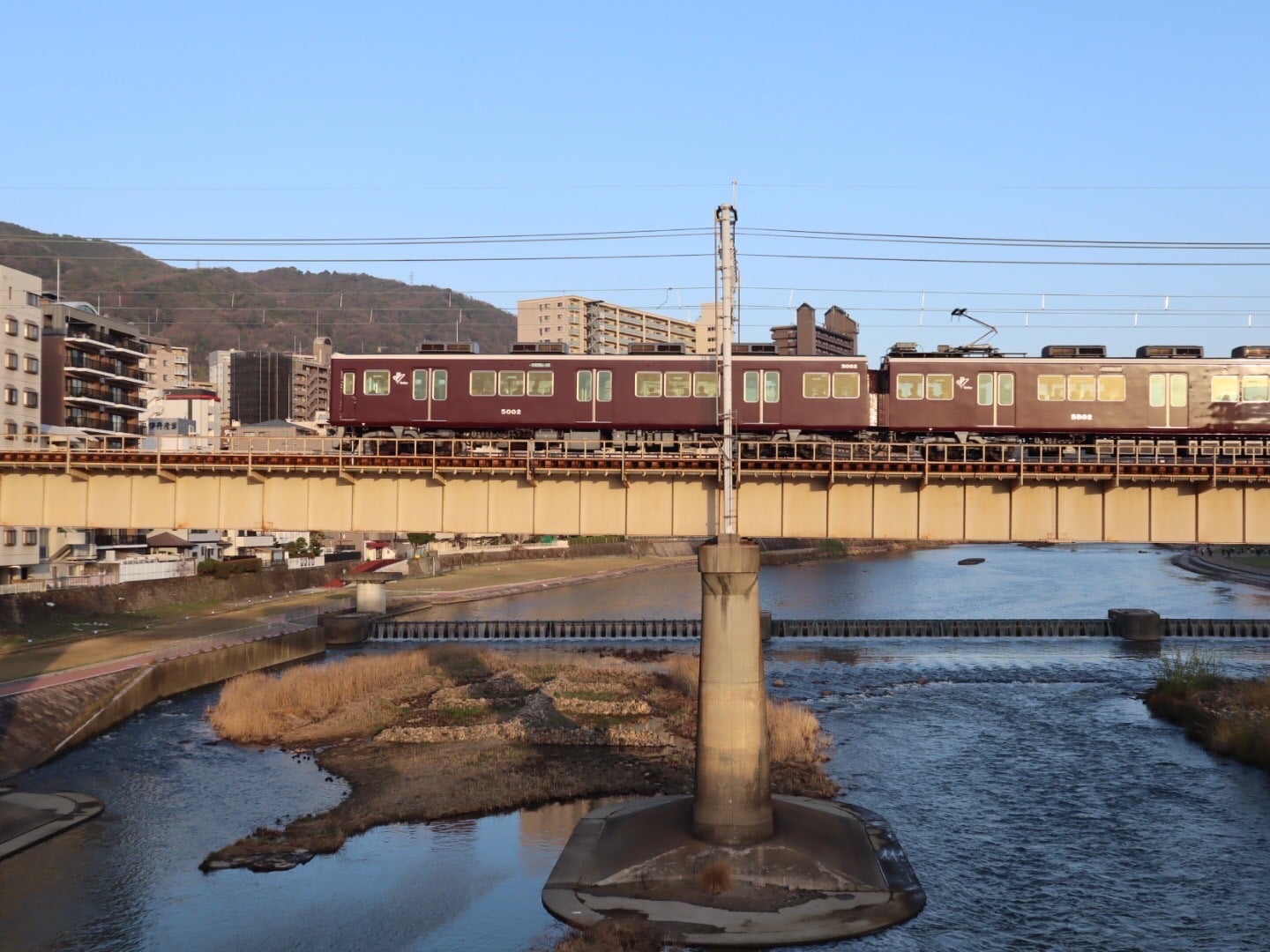 石積みオブジェ「生」と阪急電車