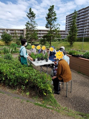 お天気にも恵まれ中庭で