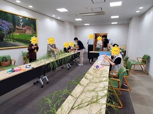 針に糸を通して