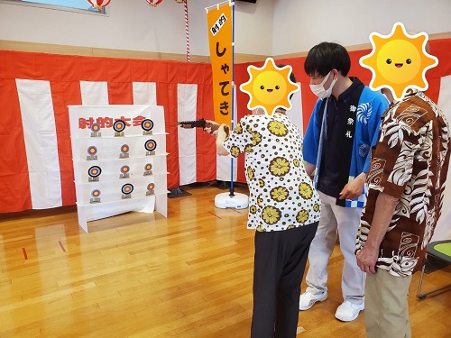 職員手作りの射的コーナー