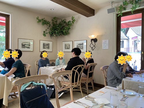 森のレストランでのランチタイム