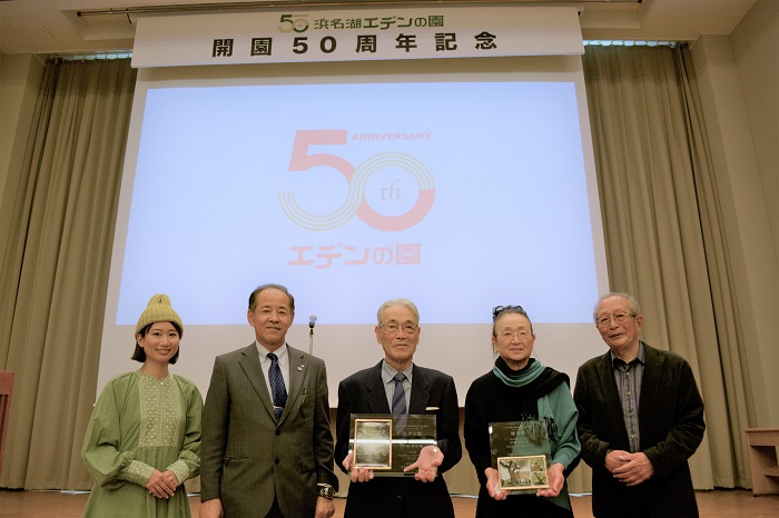 審査員の蜂須賀様・詩歩様と受賞されたご入居者との記念撮影