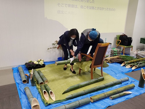 高塚総園長・高橋副園長は竹を切る作業を体験