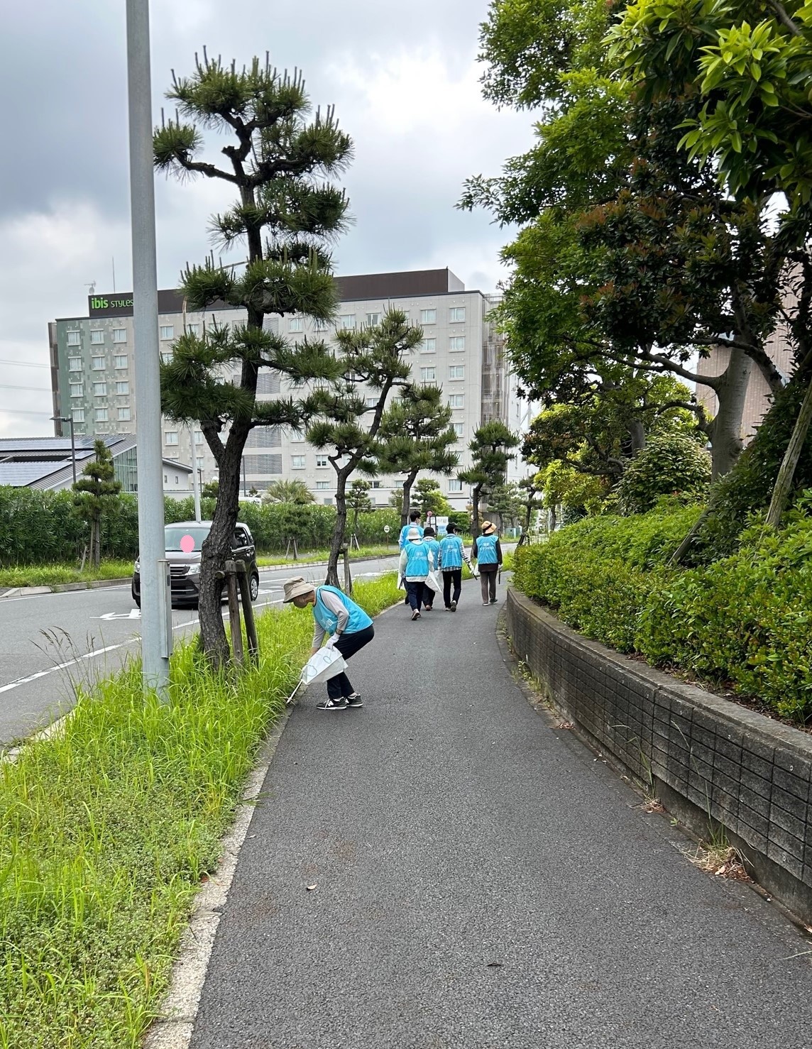 まずは近隣の清掃活動からスタート