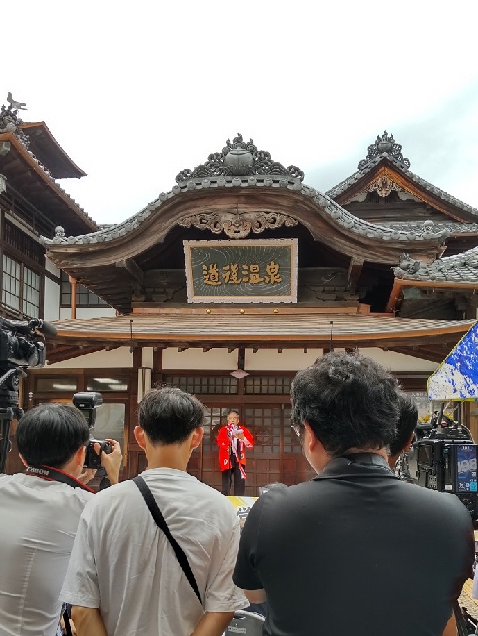 全館営業の再開を記念した式典が行われました（道後温泉本館 西側）