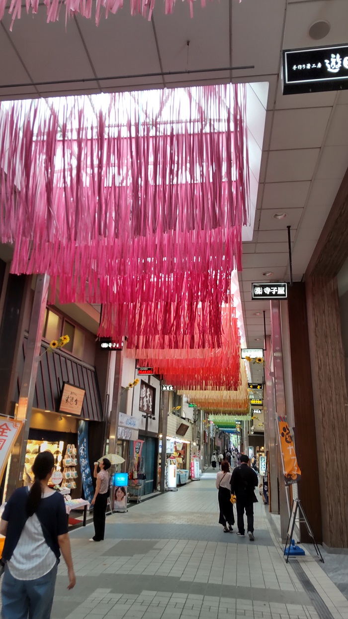色鮮やかな飾りが吊り下げられており涼しげでした（道後商店街のアーケード　天井）