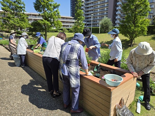 ご入居者と一緒に作業をしていました。
