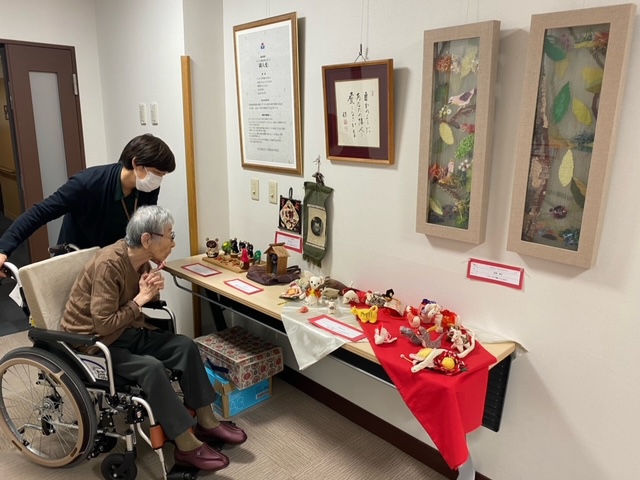 インタビューにある、作品展の様子。