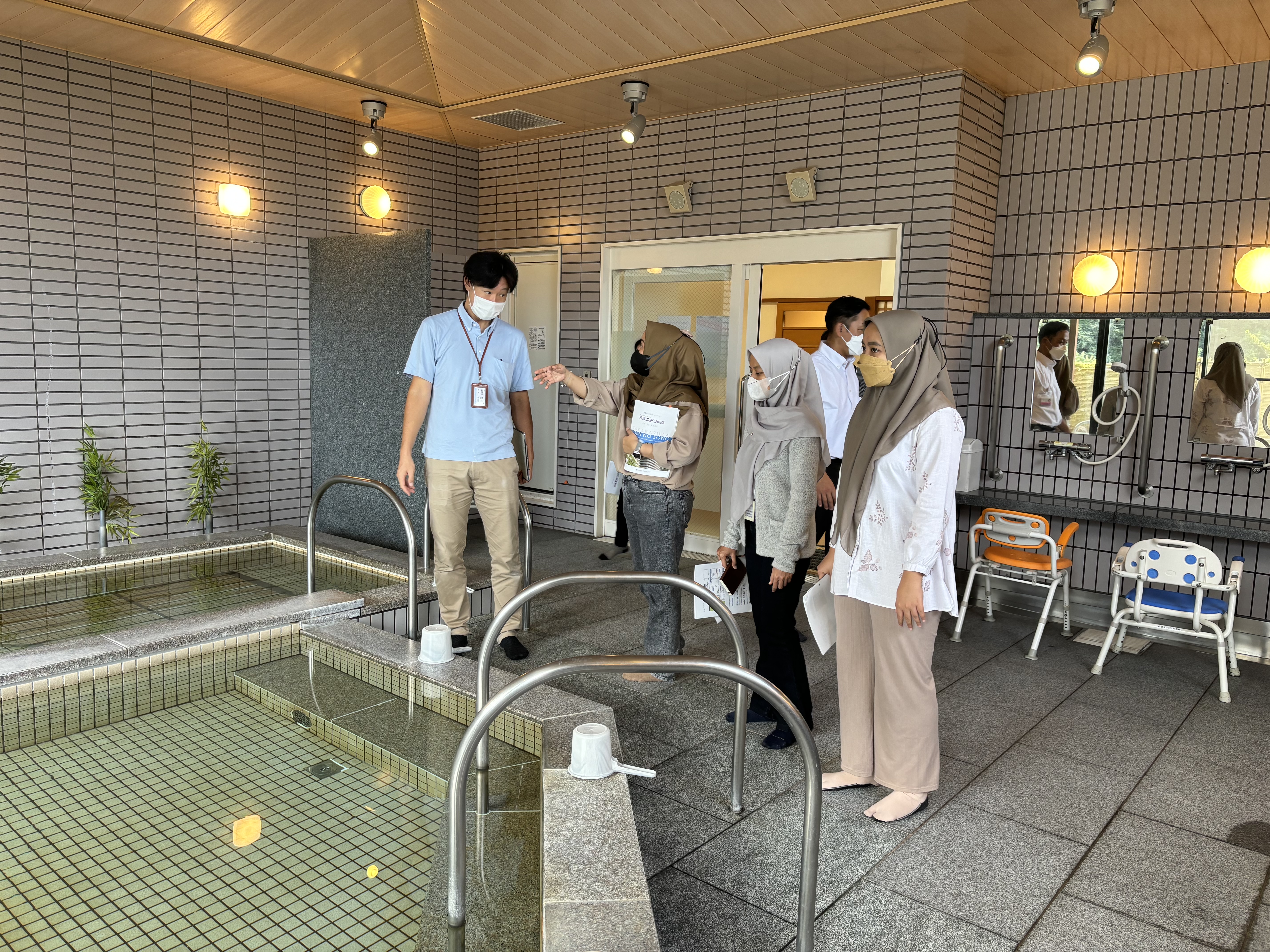 熱心な施設見学の様子