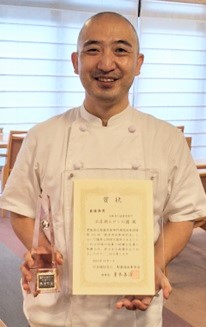担当調理師が賞状とトロフィーを手に記念撮影♪