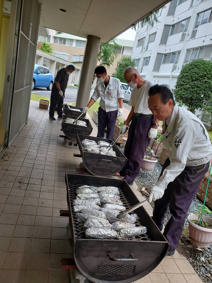 施設係の職員が焼いています　