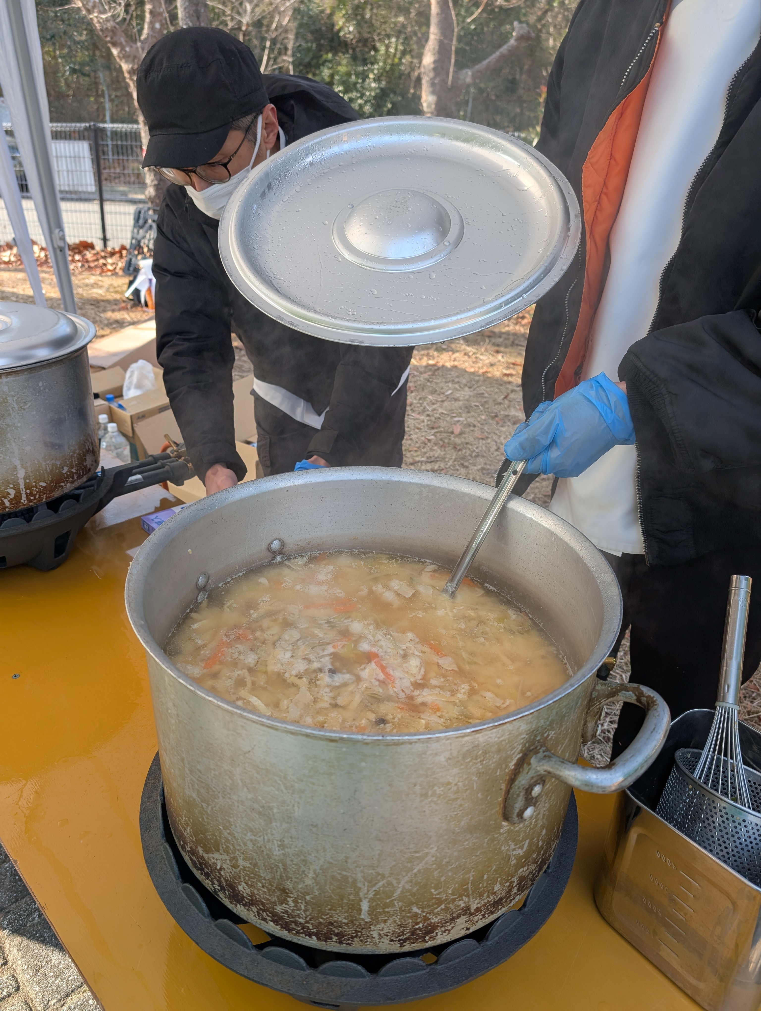 宝塚エデンの園・宝塚栄光園合同で温かい豚汁と焼き芋のふるまい