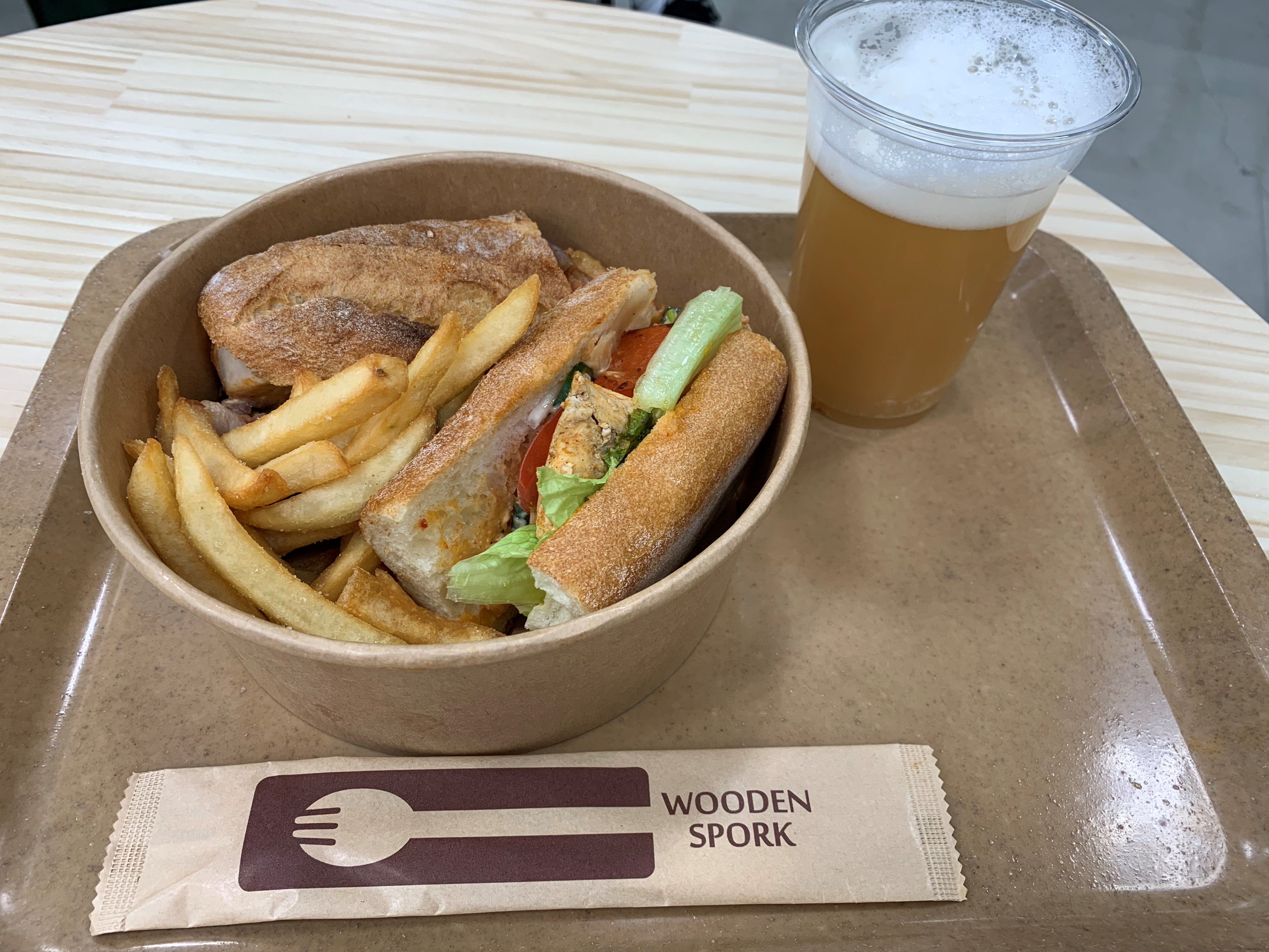アフリカで人気のお肉の串焼き（サンドウィッチ）とアフリカ地ビール