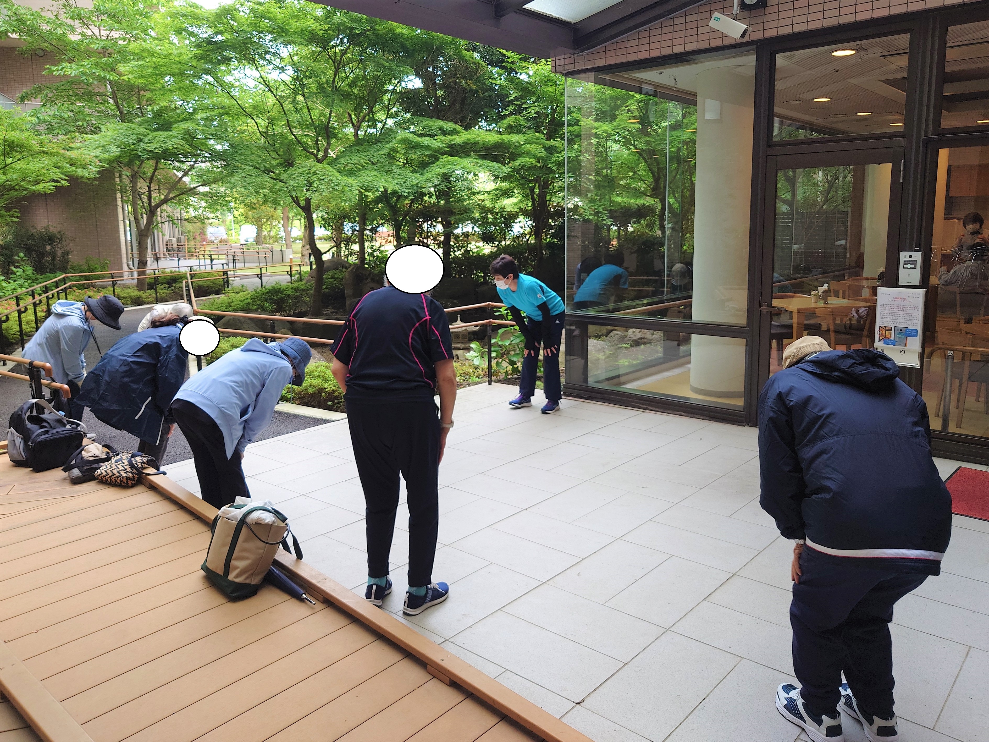 園から30分間海岸沿いの道を歩き、到着した公園で30分体操し、また海岸沿いの道を30分歩き帰園、計1時間30分たっぷりと身体を動かしてきました