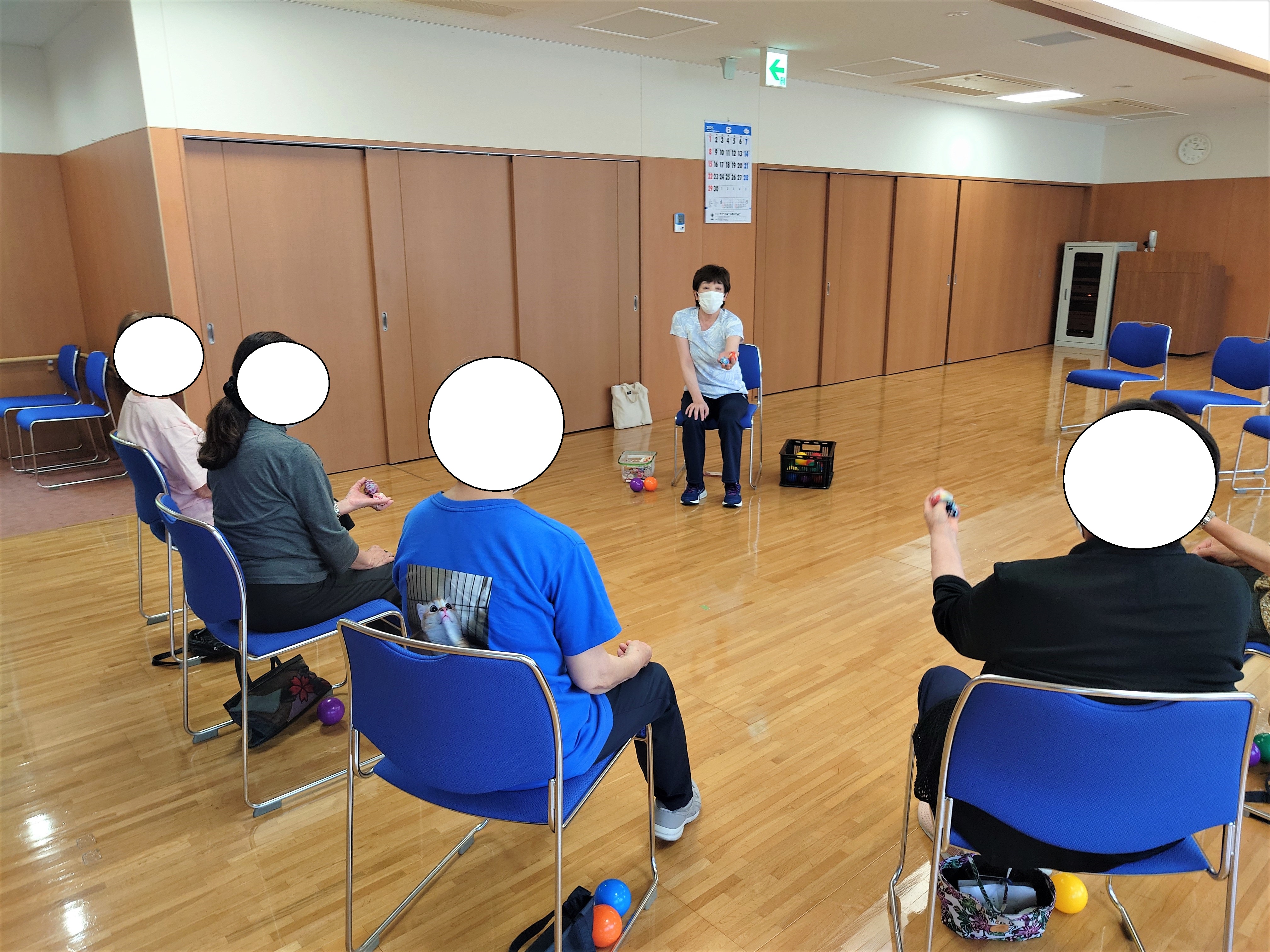 動き方の説明を聞き、頭で理解をして、実際に動く。この一連の流れが認知症予防体操になります。
お一人ではできないことです。