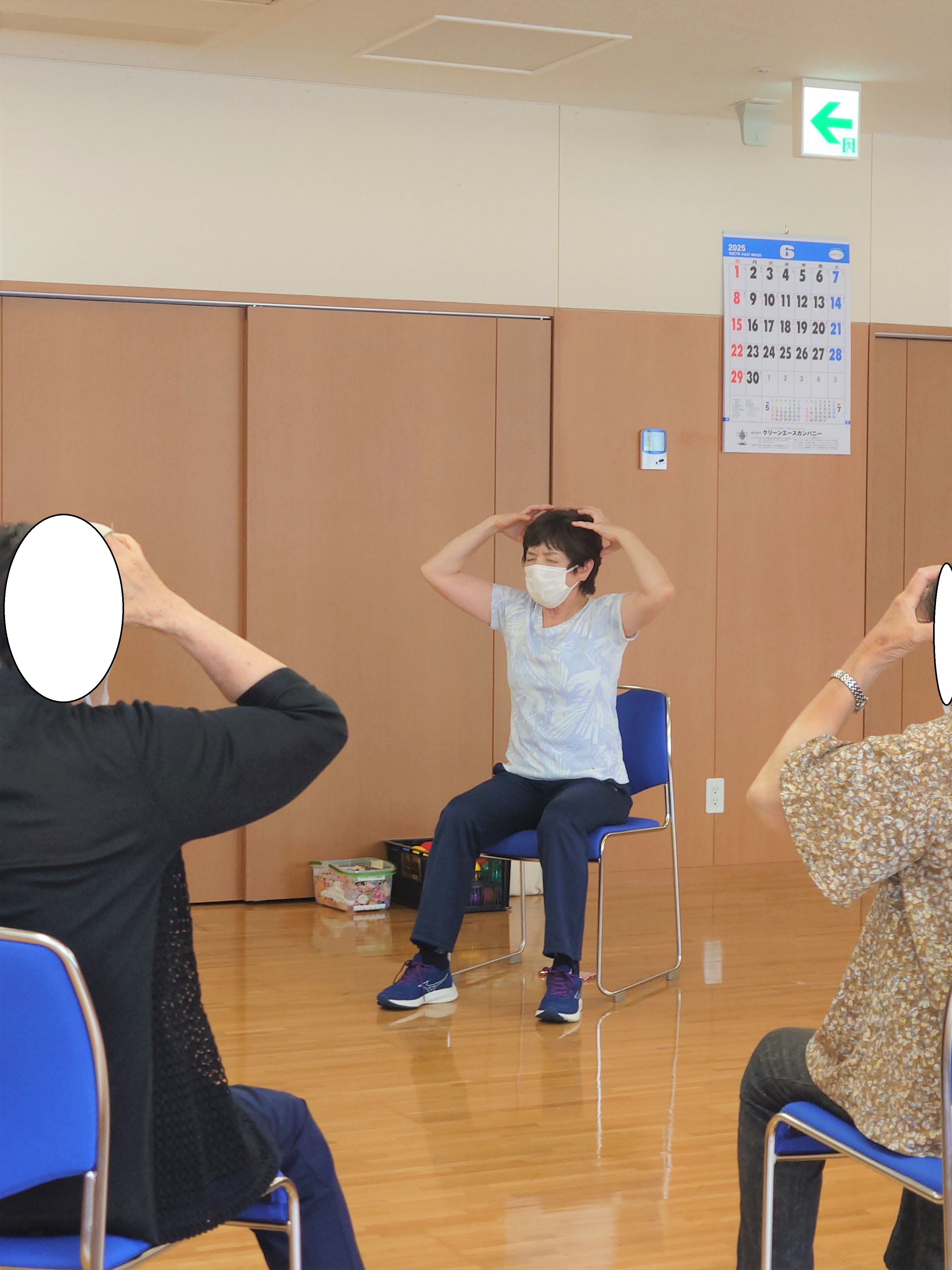 テーマ体操。今回は、目が疲れるというお悩みから、体をほぐす体操を実施しました