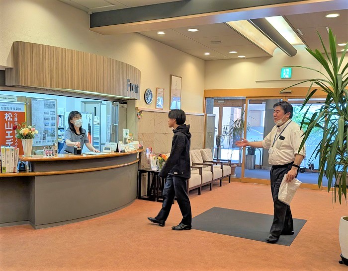 男性職員がフロントへ誘導しても居室エリアへ進もうとします