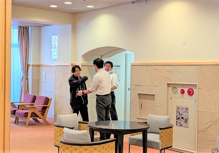 男性職員が2人で止めますが段々と興奮してきます