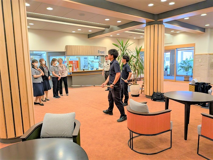 さす又は相手と安全な距離をとるための道具です