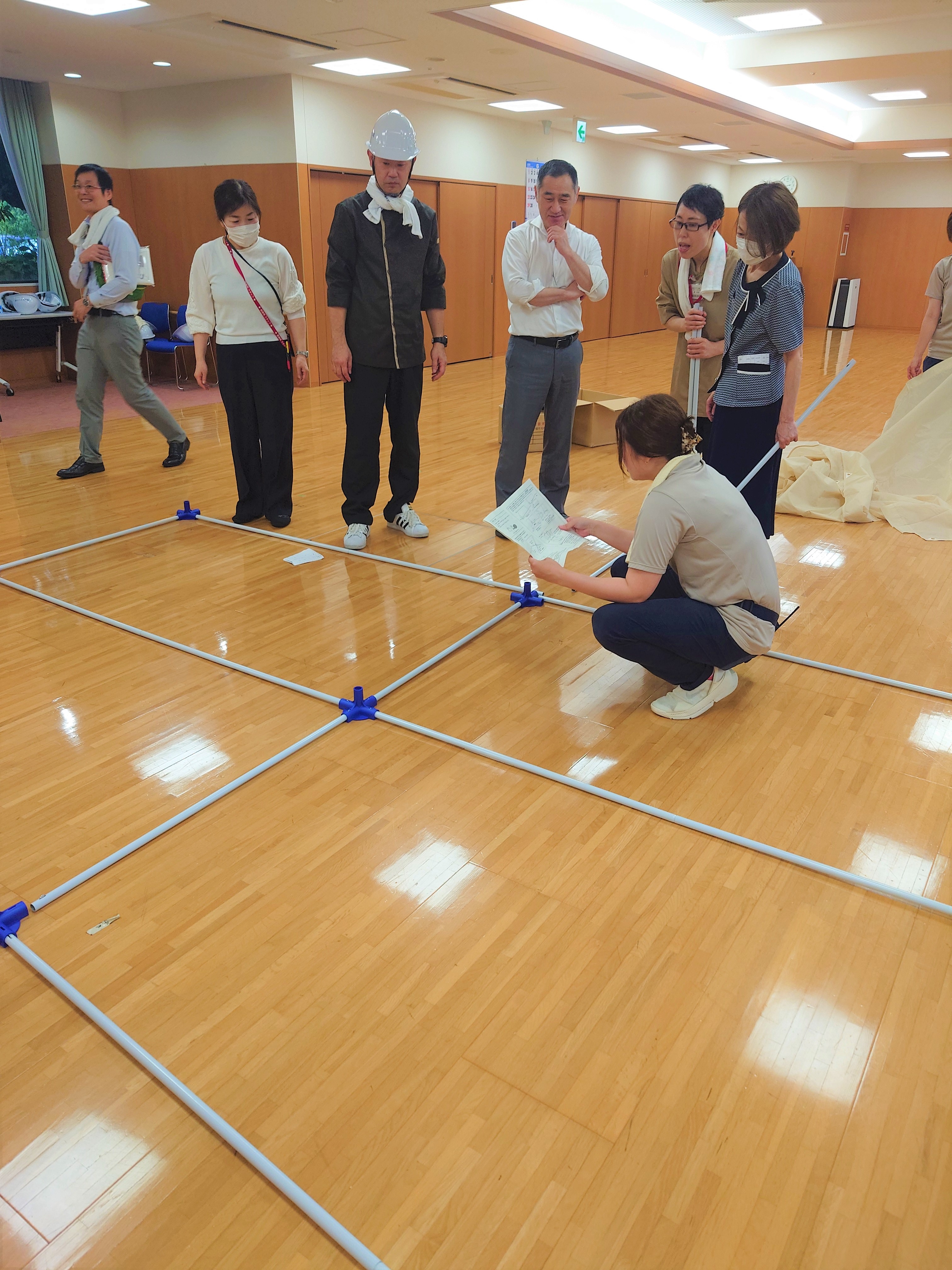 避難所用の間仕切り組み立て体験（職員のみで実施）