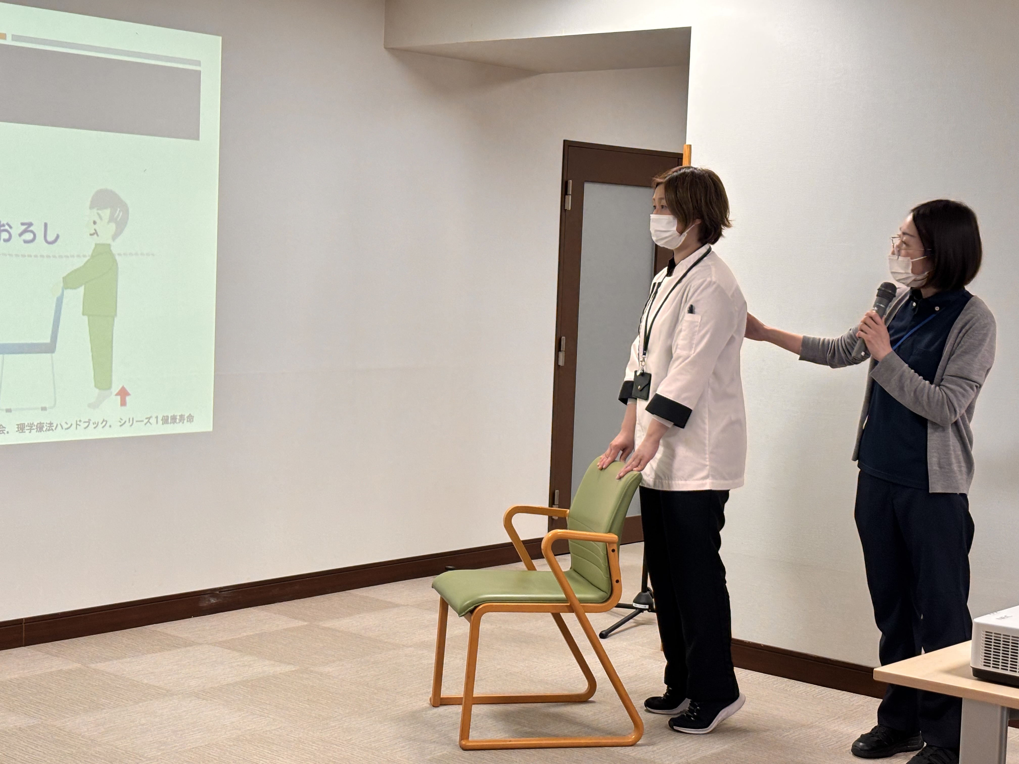 作業療法士から「フレイルや転倒・認知症予防」について学びました
