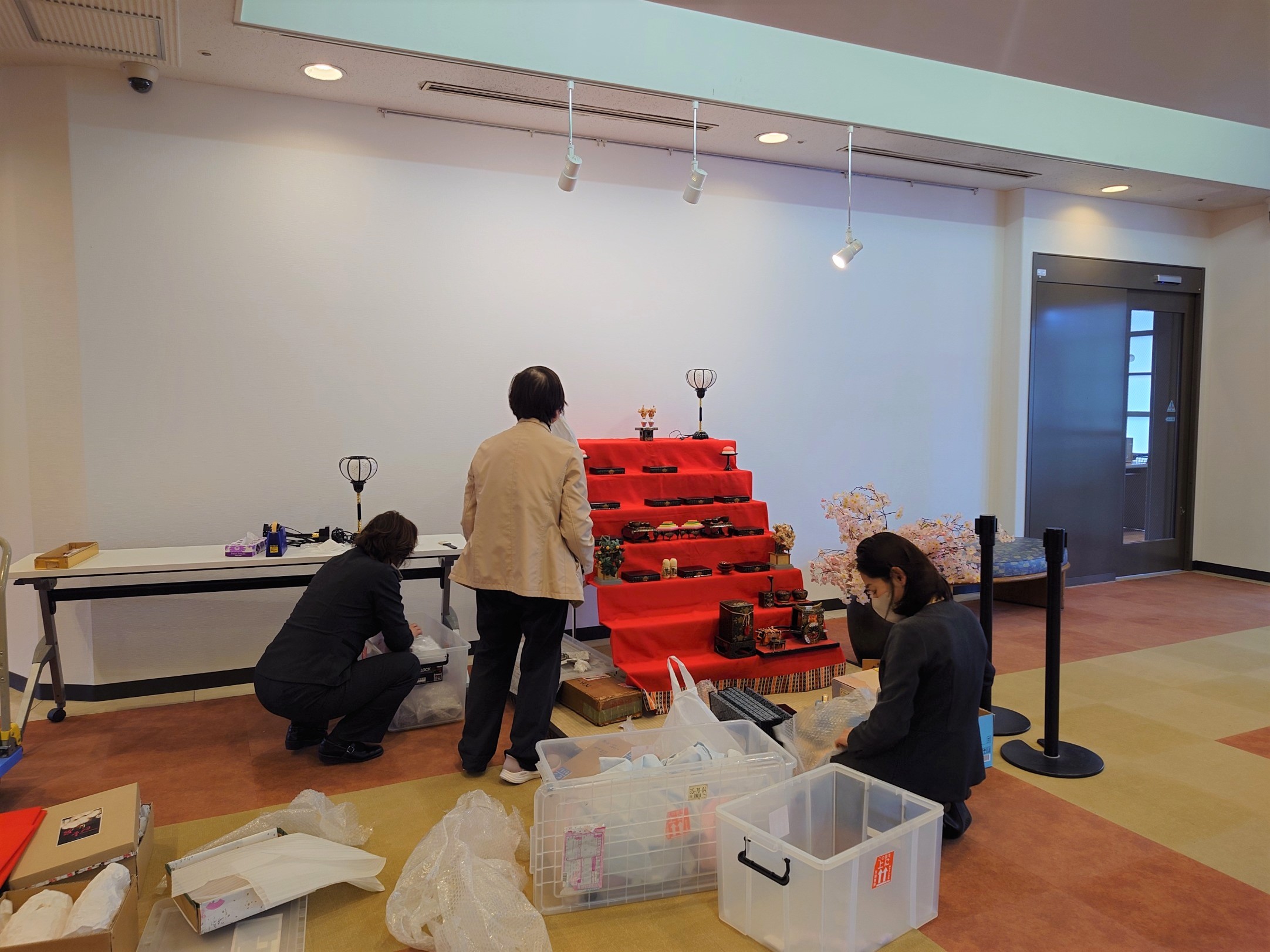 同じ日にお雛様を片付けました