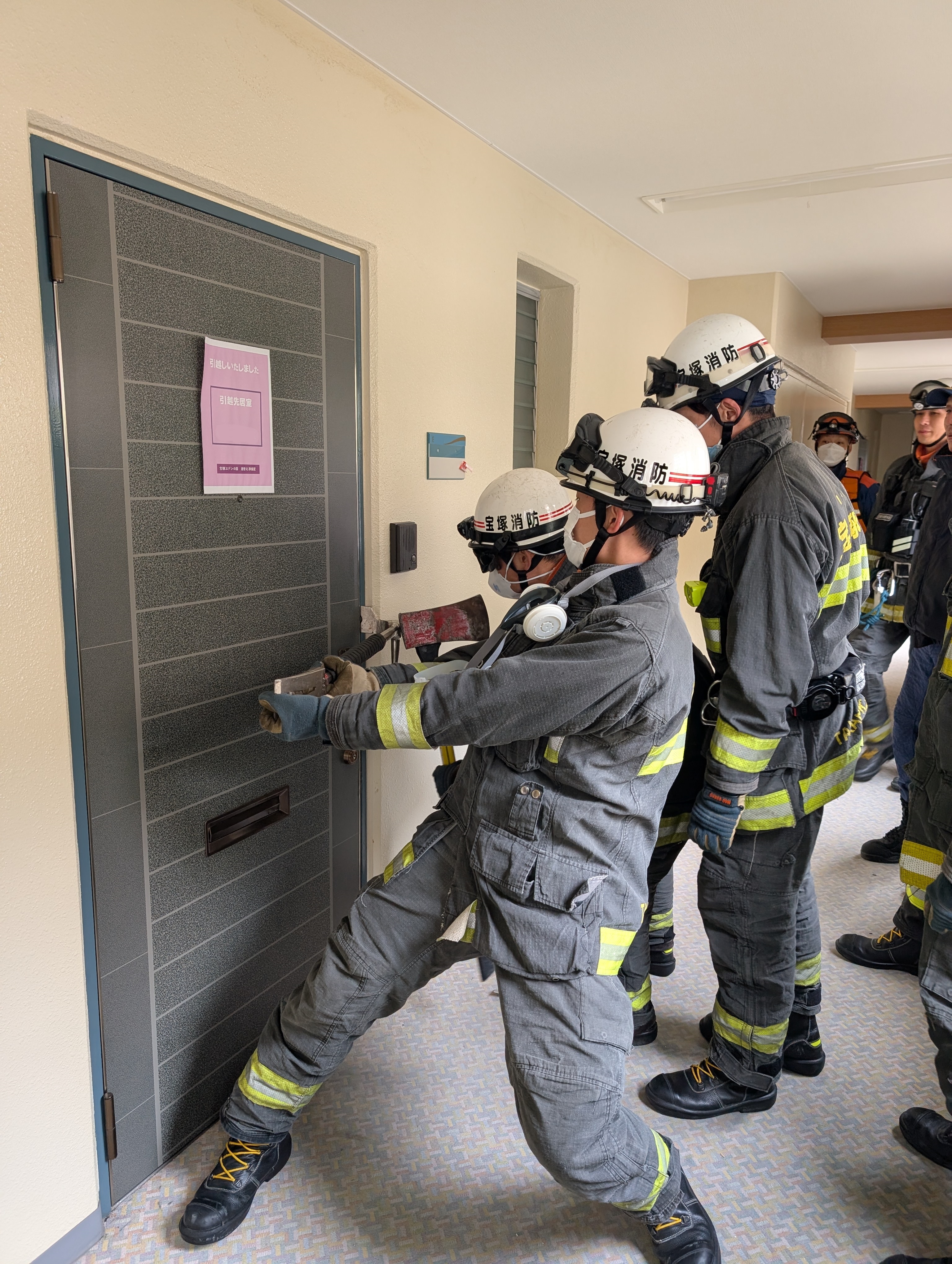 消防隊による訓練視聴～居室入口をツールを使用し開錠する～