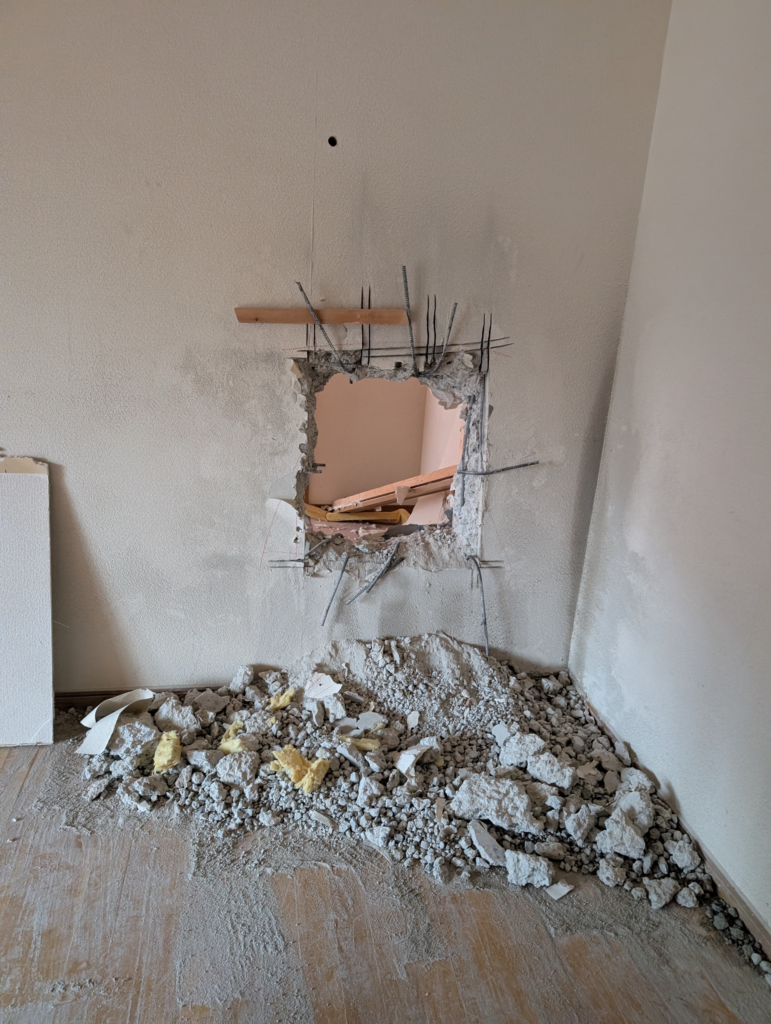 消防隊による訓練視聴～居室壁面でブリーチング訓練～