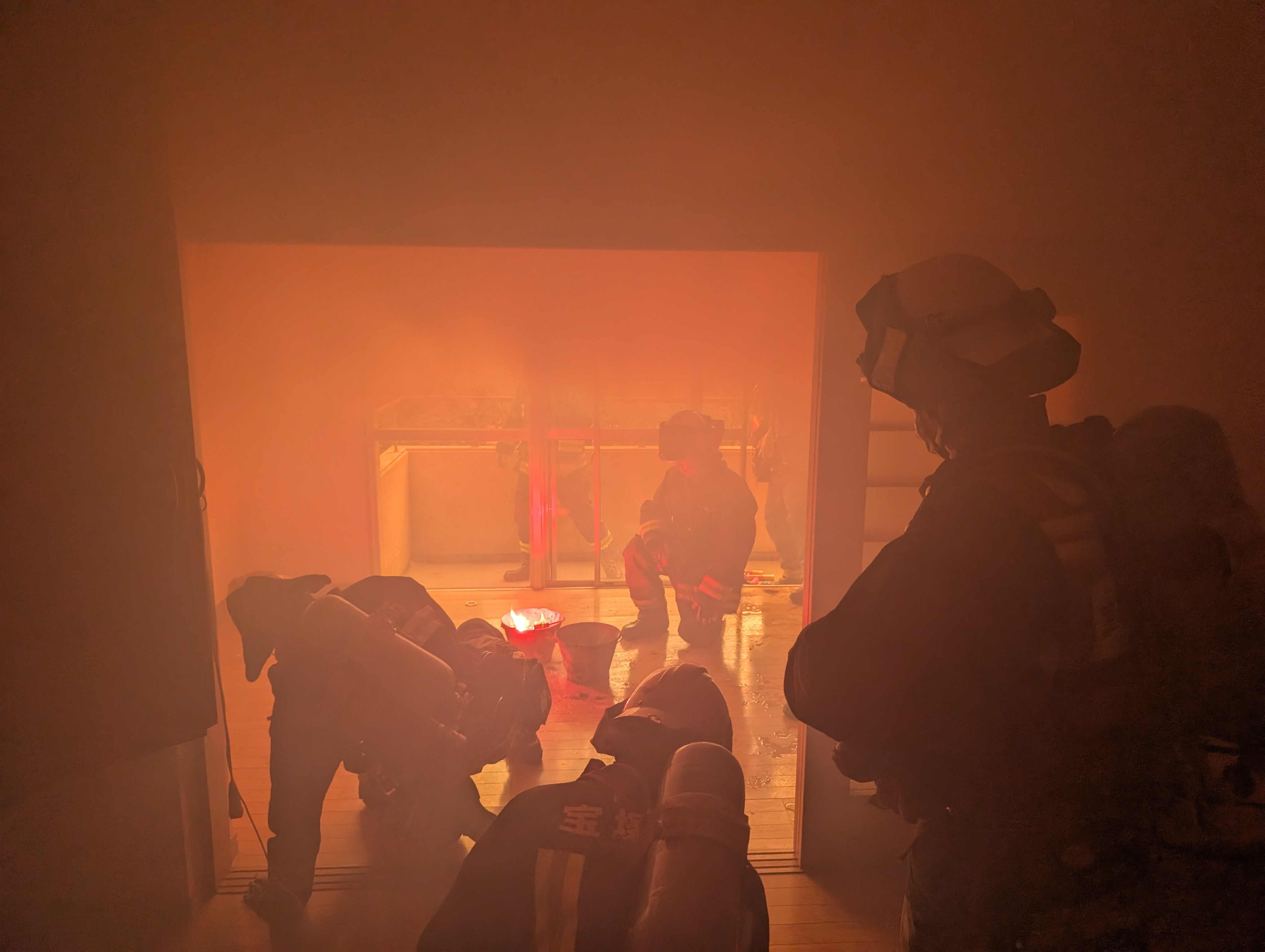 消防隊による訓練視聴～煙の流れ確認・ホース延長訓練～