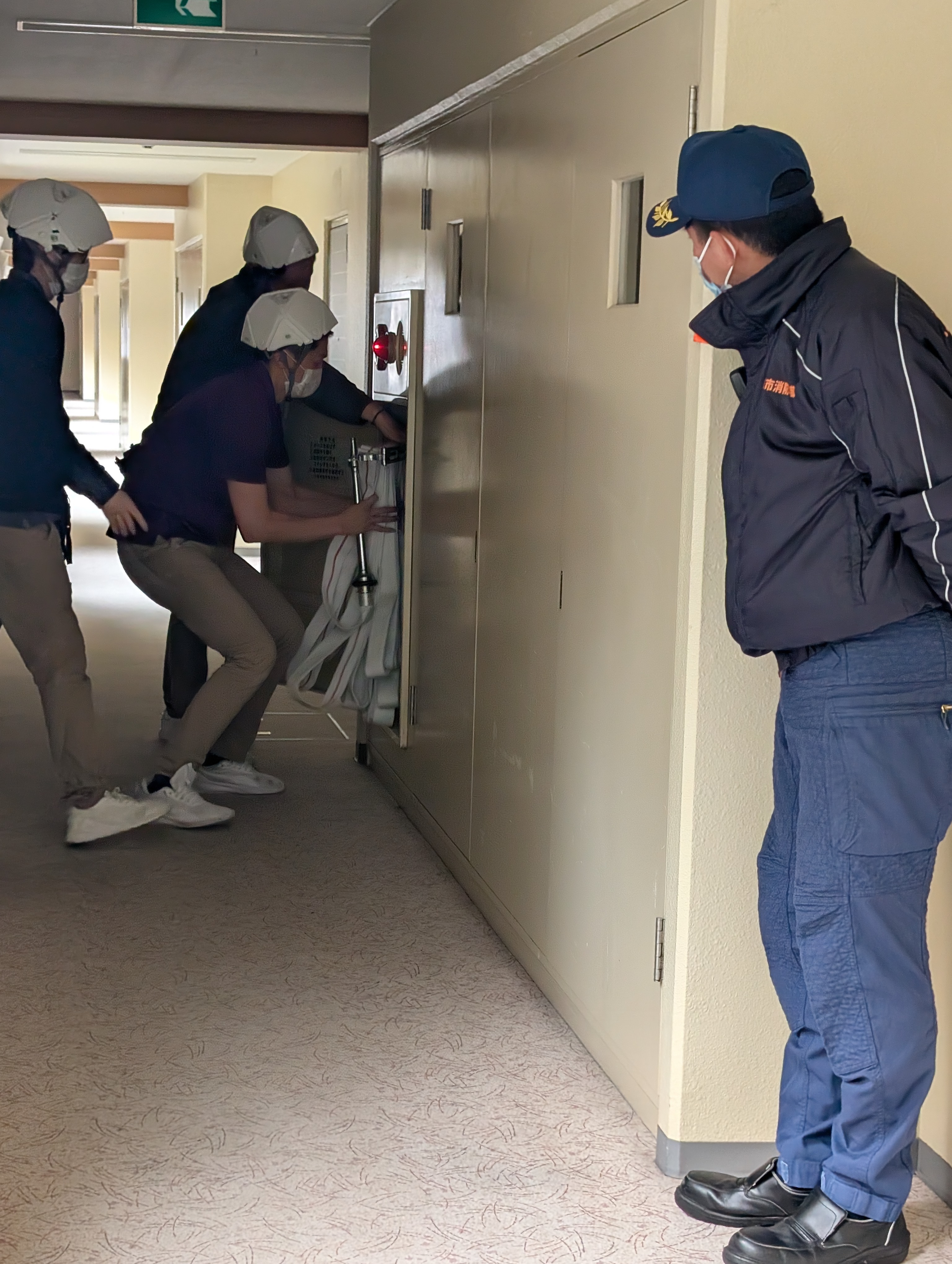 自衛消防訓練（屋内消火栓）～職員3名1チームで消火～