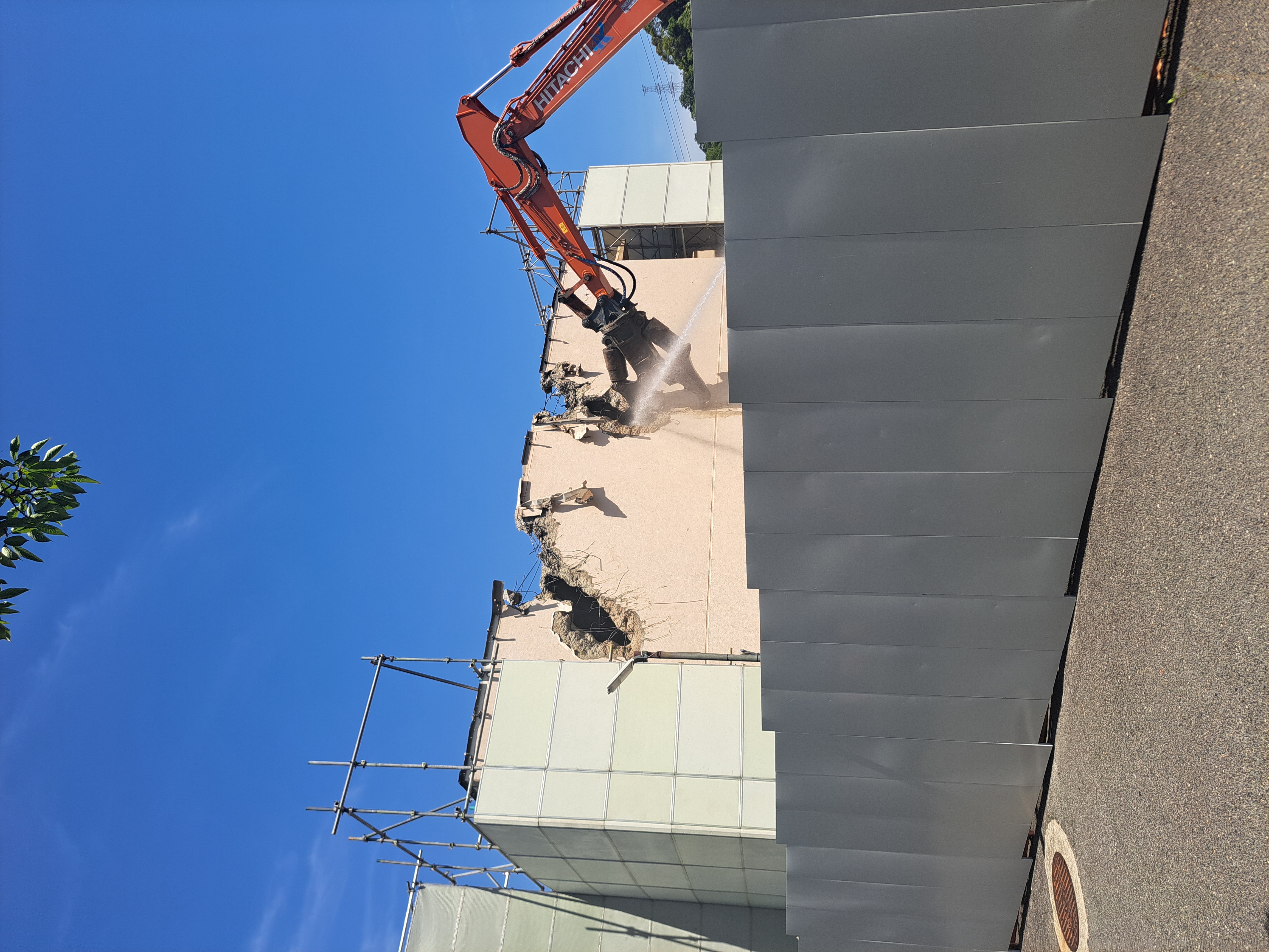E棟の建物解体スタート