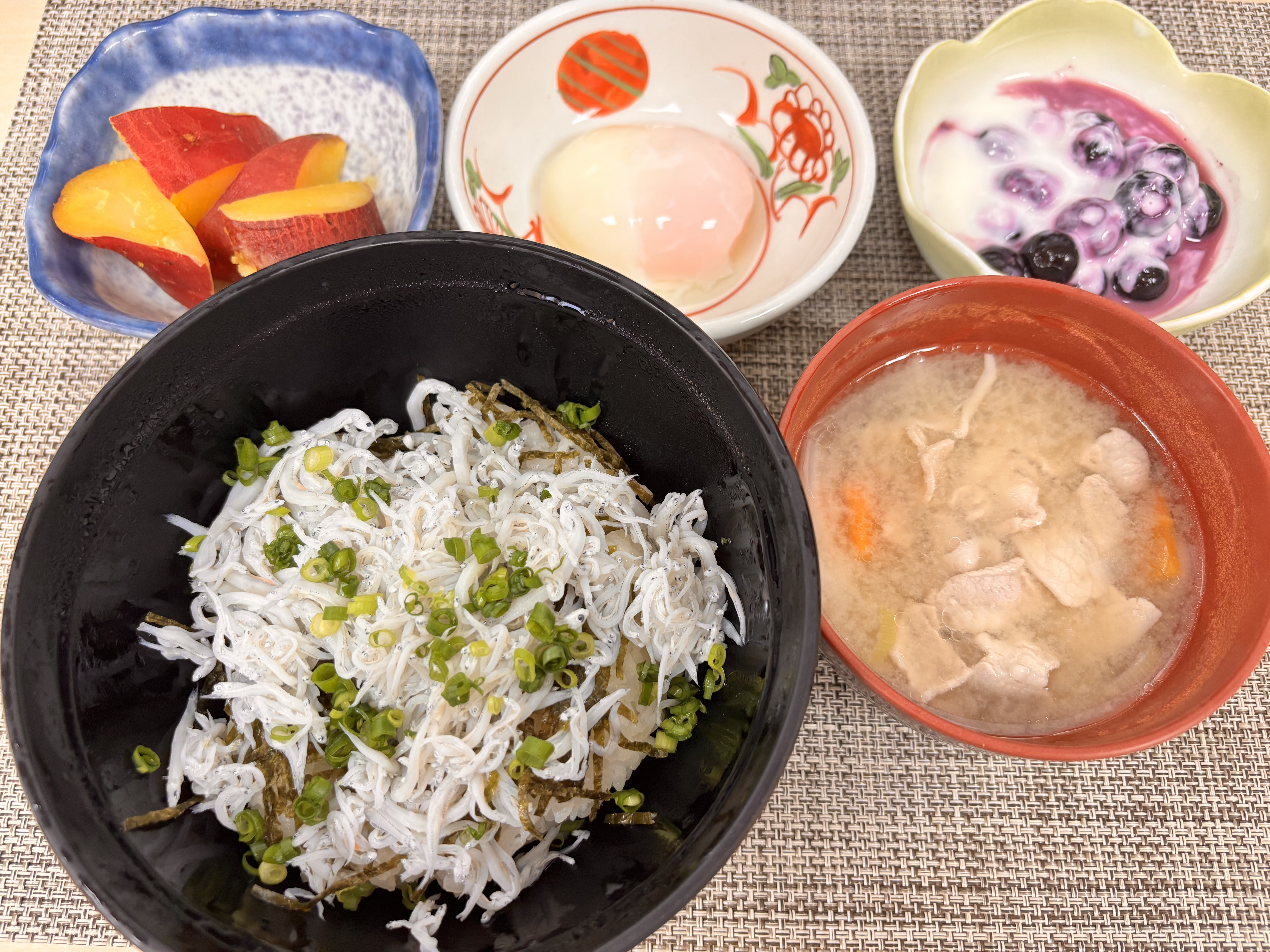 釜揚げしらす丼・さつま芋の甘露煮・ブルーベリーヨーグルト・豚汁