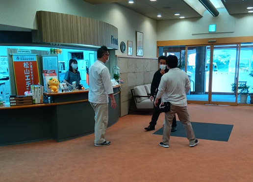 男性職員が対応しても興奮状態は治まりません