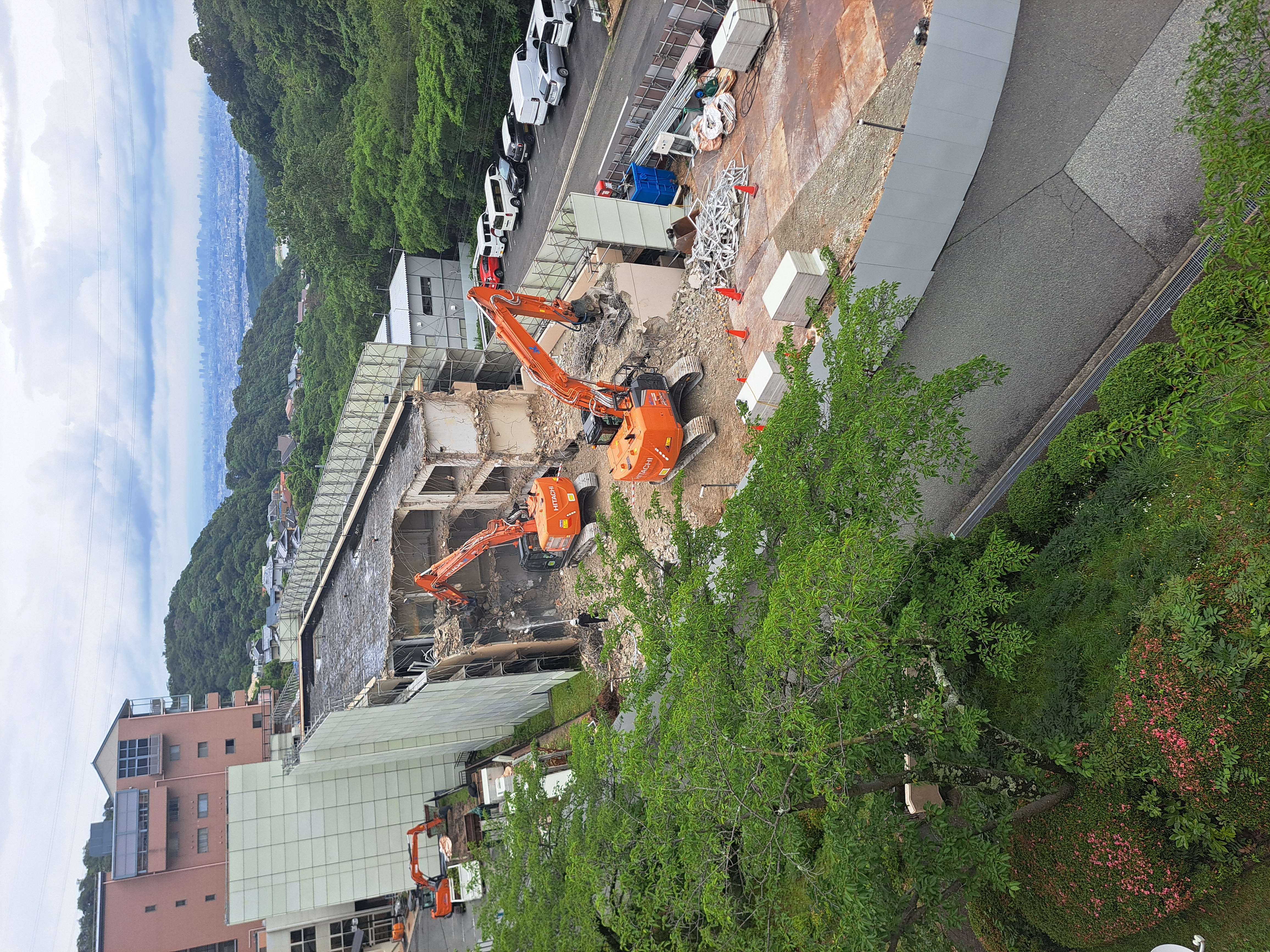 E棟西側　建物解体が半分まで進行中