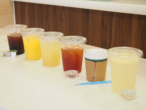 写真左側から：アイスコーヒー、オレンジジュース、リンゴジュース、アイスティー、ＨＯＴドリンク、
レモンスカッシュ
