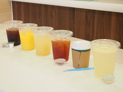 写真左側から：アイスコーヒー、オレンジジュース、リンゴジュース、アイスティー、ＨＯＴドリンク、
レモンスカッシュ
