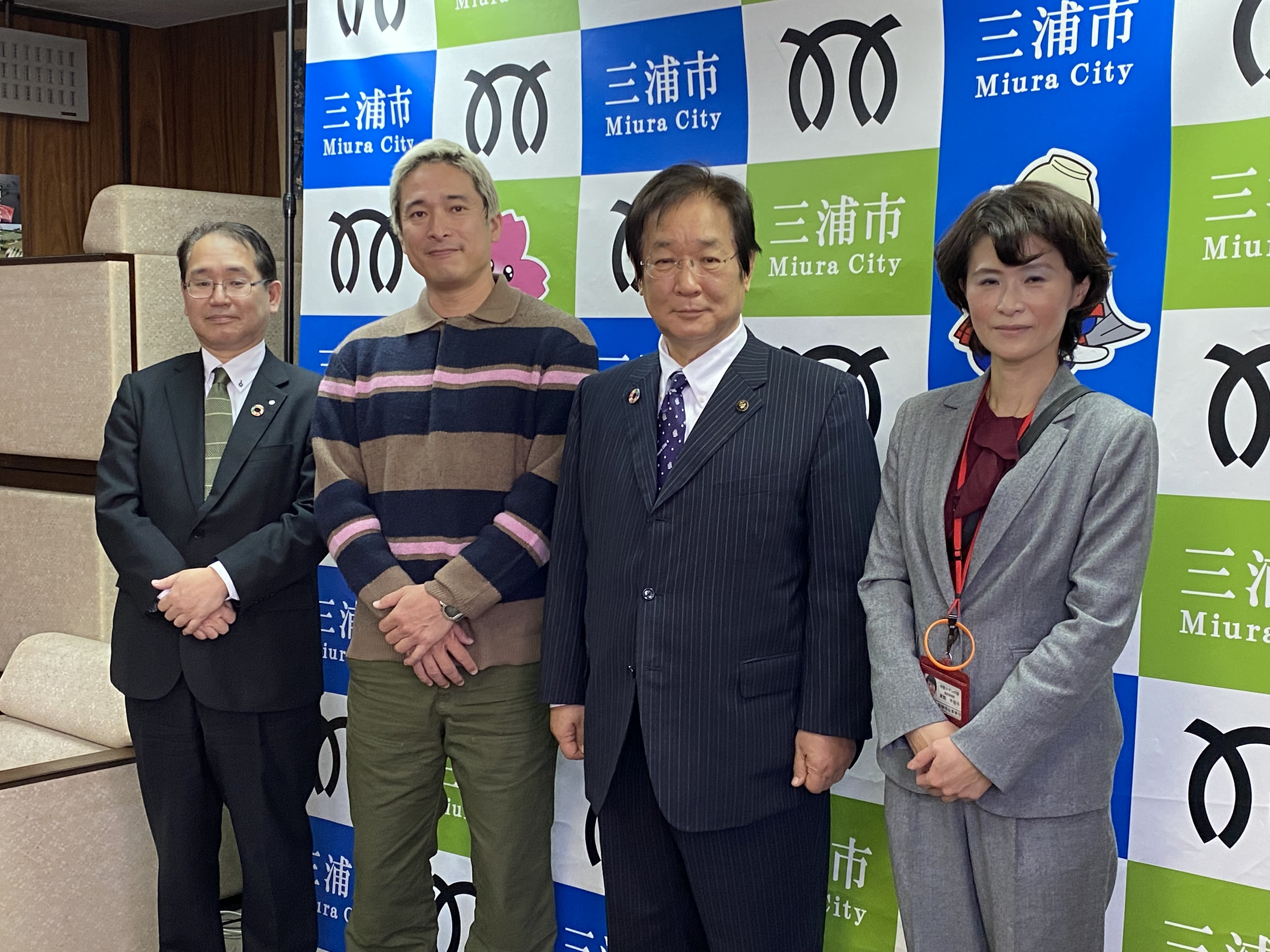 左から園長、DJ井出大介さん、吉田市長、副園長です。