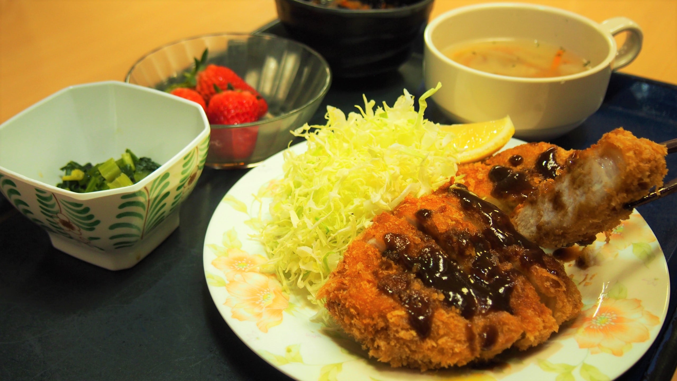 本日の夕食は大人気の【厚切りロースカツ】です！