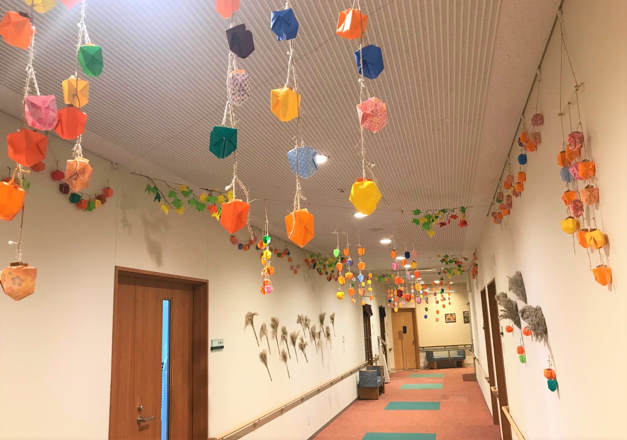 季節の廊下飾り”実りの秋飾り”を制作しました