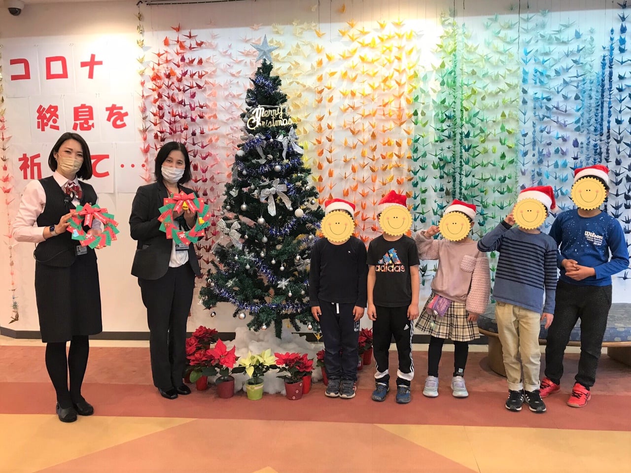 日の出小学校児童育成クラブの子どもたちからクリスマスリースのプレゼント