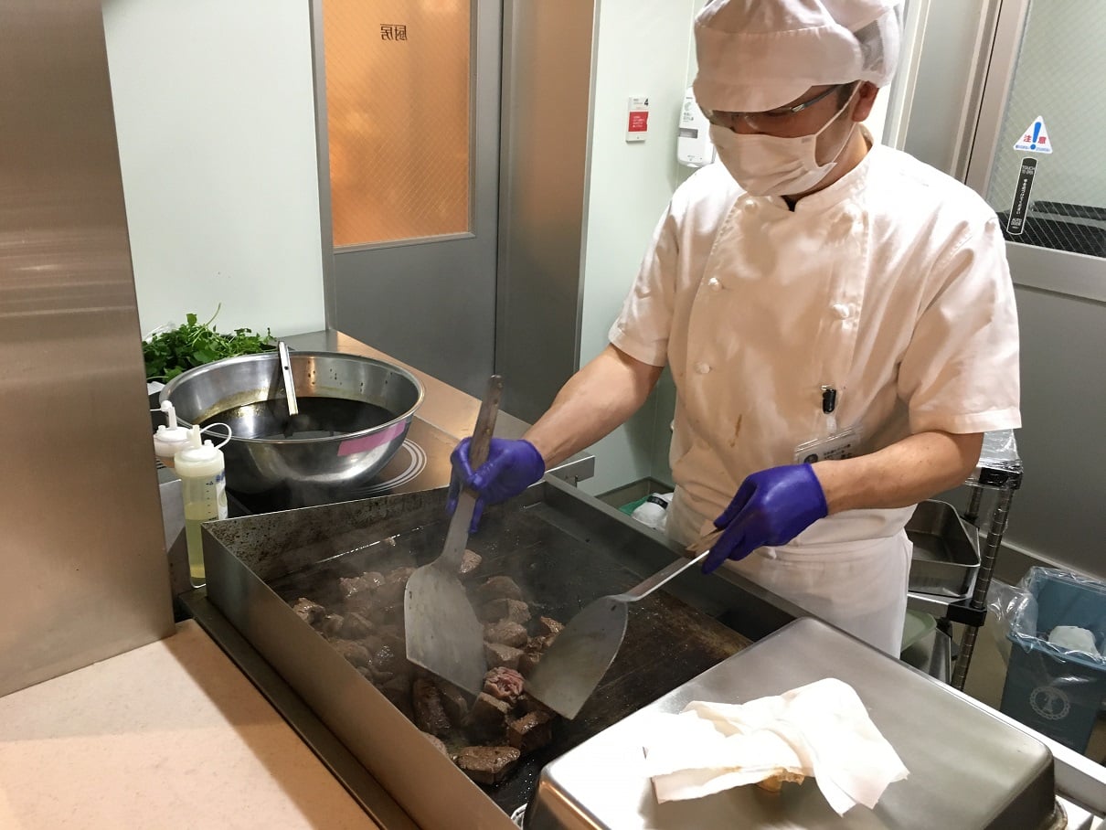 担当調理師によるグリドルでの調理
