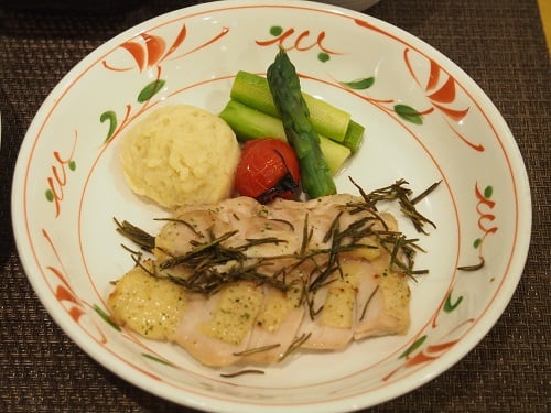 B食：鶏肉のハーブ焼き