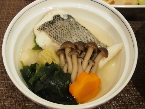 A食：すずきの潮煮
　　　赤だし味噌汁
