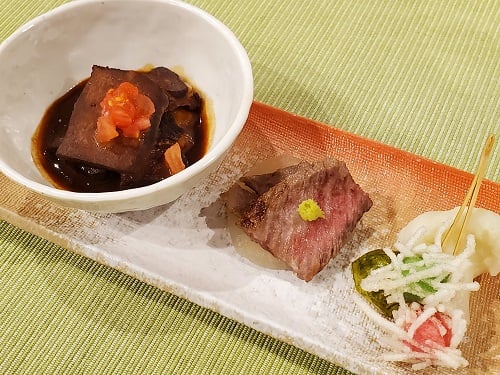 ◆牛タンの味噌煮込みと
　　一口ステーキ岩塩焼き