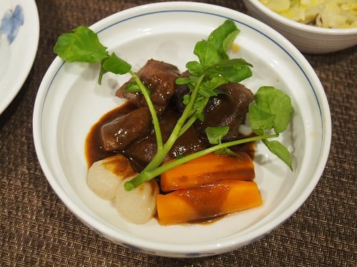 B食：牛肉の赤ワイン煮込み