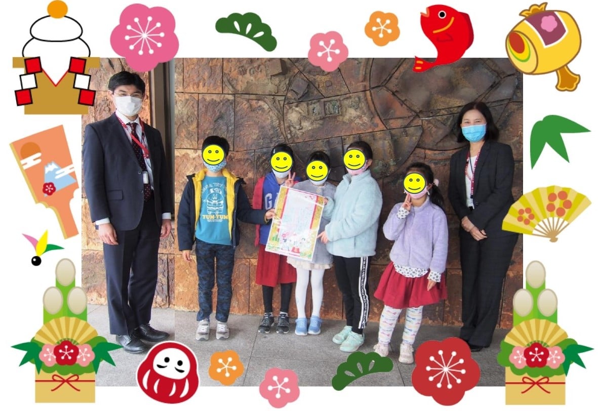 栁澤副園長と児童たちと安達園長