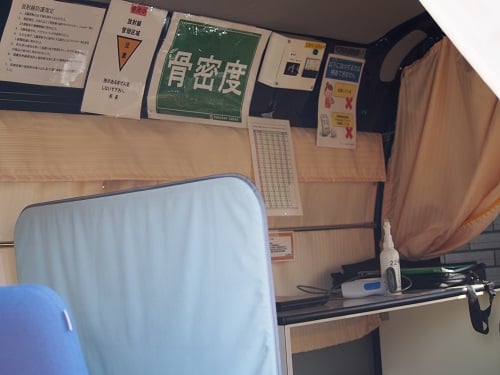 骨密度測定車の車内