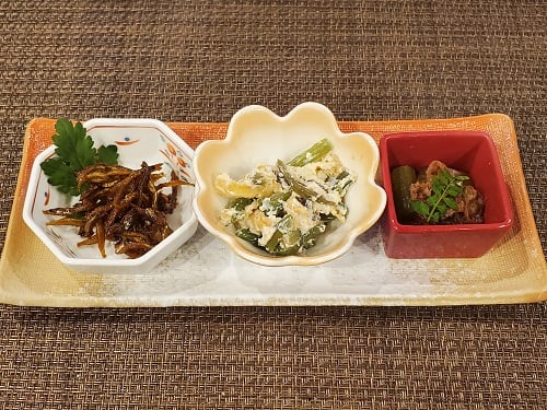 ■春の小鉢三種盛り
（いかなごのくぎ煮・山菜の白和え・ふきの土佐煮）